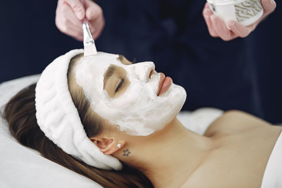 Wirkstoffmaske wird mit dem Pinsel aufgetragen