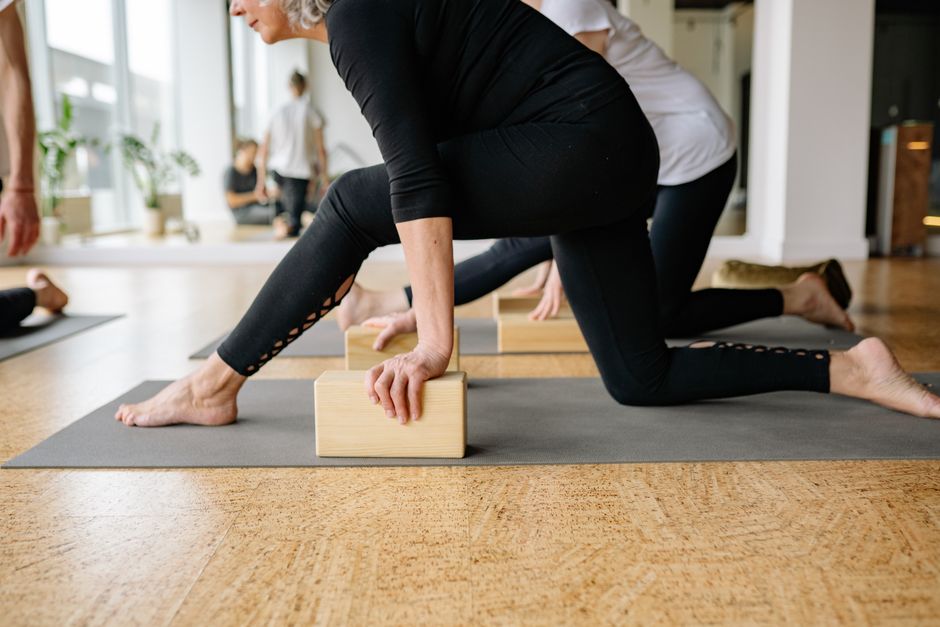 Präzise Ausrichtung mit Yogablock auf der Matte