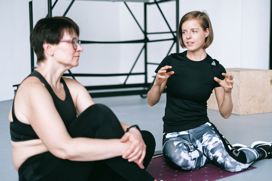 Heller Gesprächsplatz mit Pflanzen im Studio