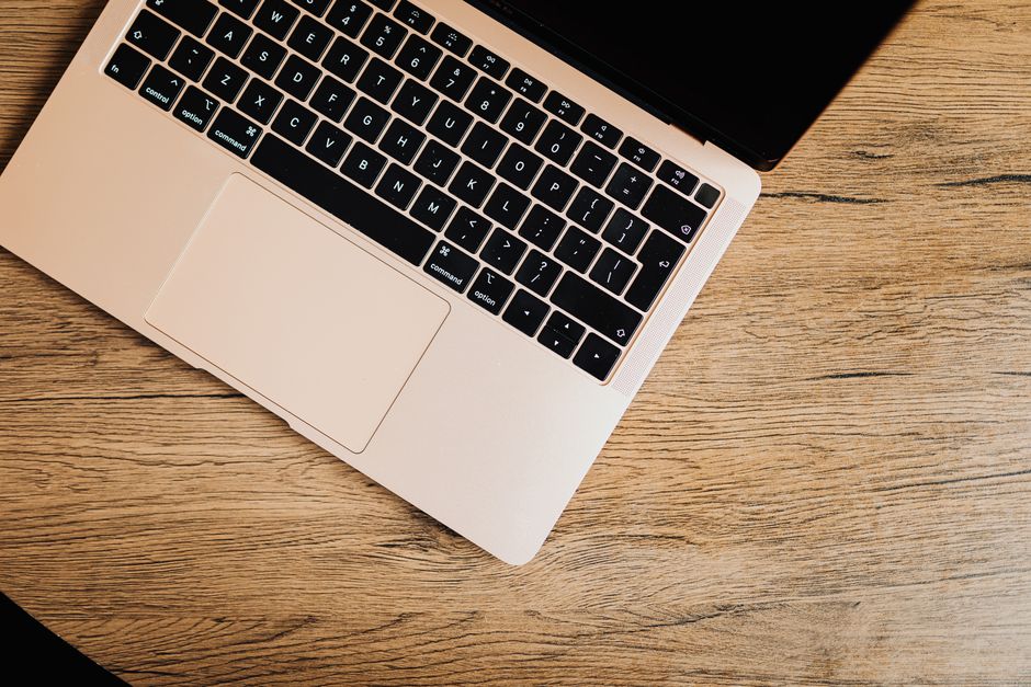 Laptop-Arbeitsplatz während eines Live-Calls