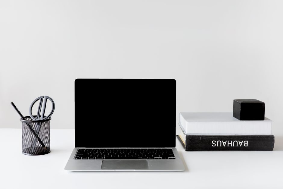 Zugeklappter Laptop nach dem letzten Call der Kohorte