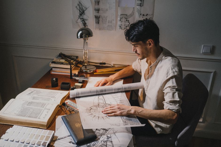 Architektin am Zeichentisch im Studio Nord