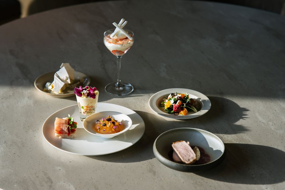 Patisserie und Petit Fours auf hellem Stein