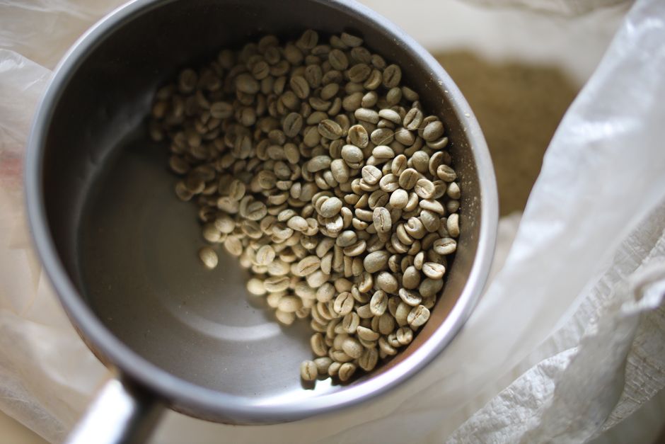 Grüner Rohkaffee in der Schütte vor dem Rösten
