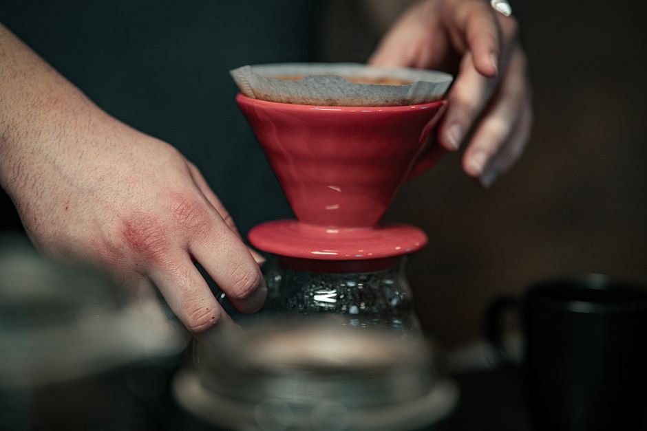 V60-Aufguss, Wasser läuft durch den Filter