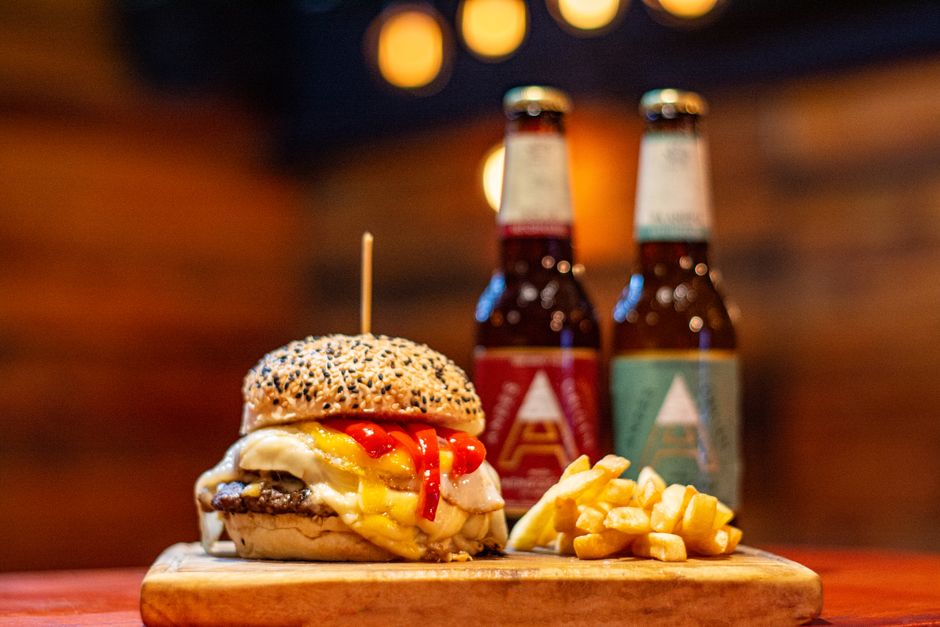 Smashburger mit Fritten und zwei Flaschen Craft Beer