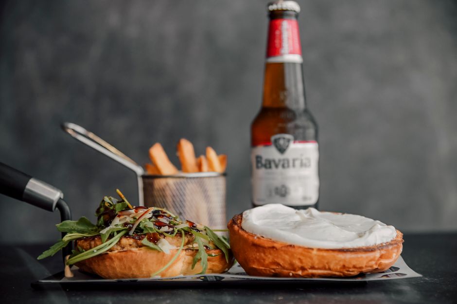 Burger mit Blauschimmelcreme, Fritten im Drahtkorb