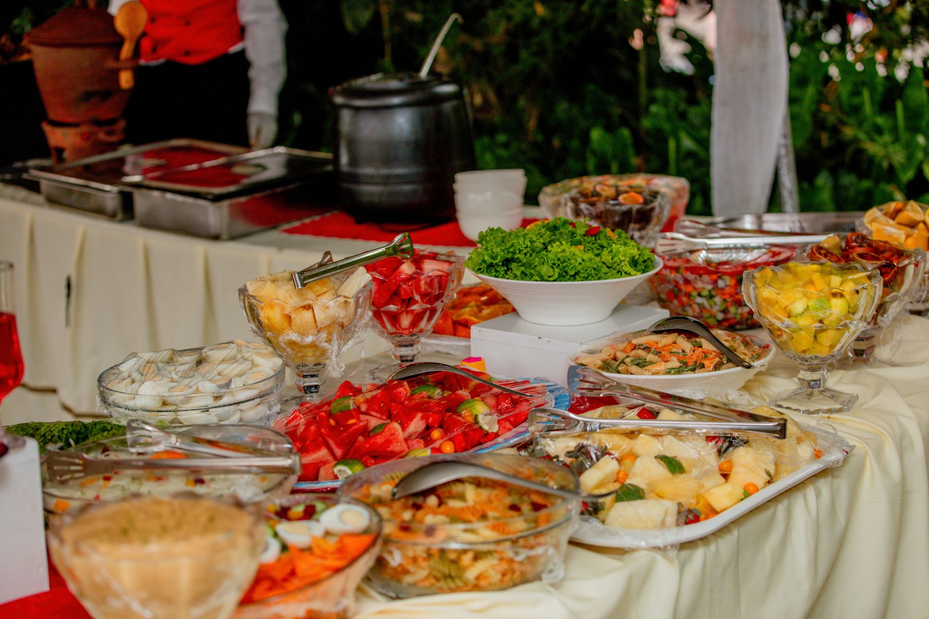 Reich gedecktes Buffet bei einem Gartenfest