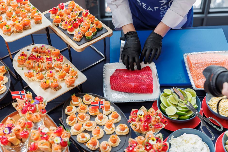 Küchenteam richtet Lachs-Canapés an