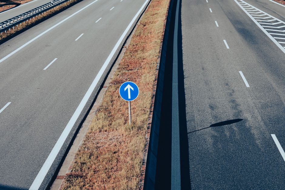Leere Autobahn mit blauem Richtungsschild