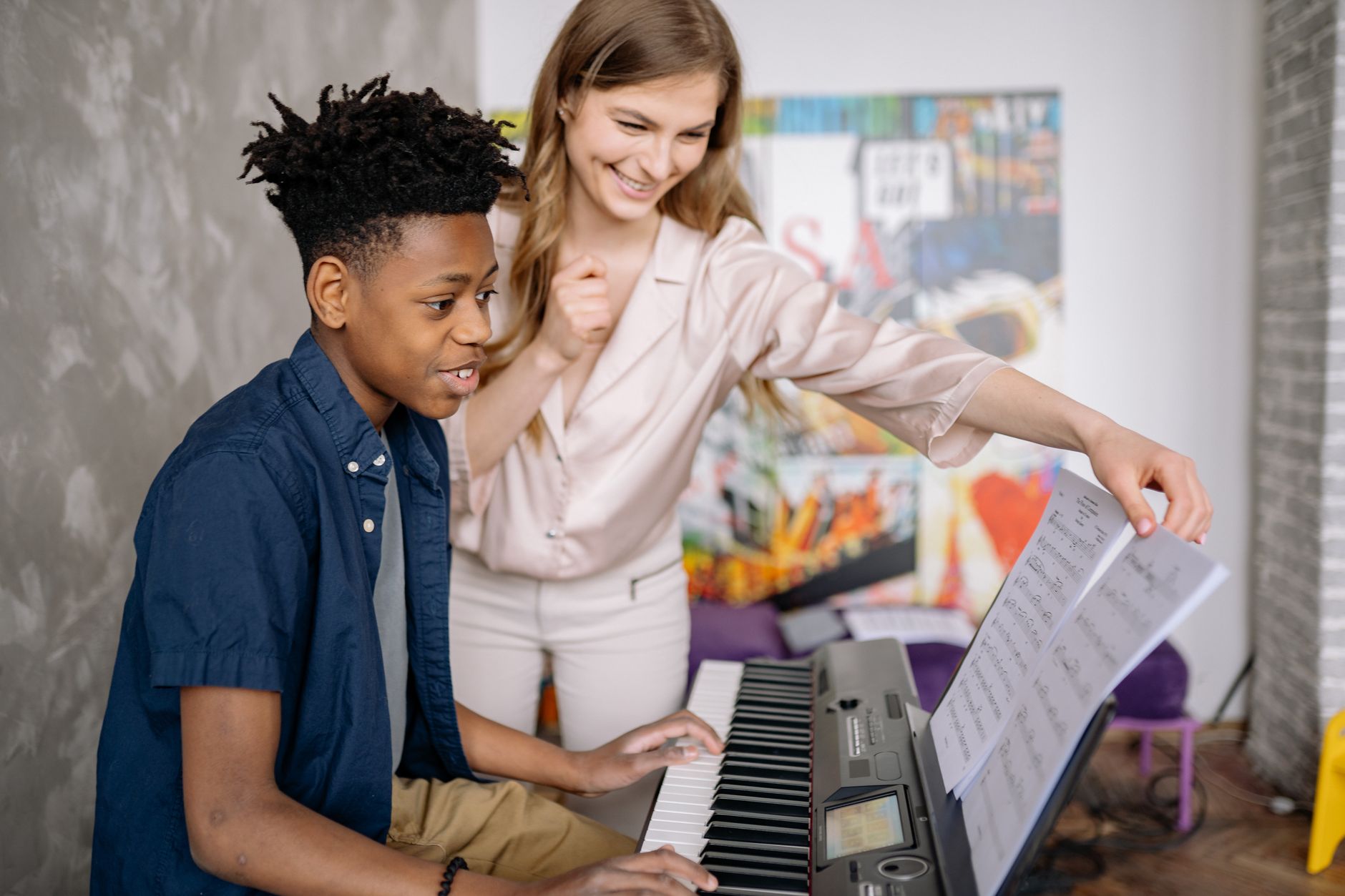Lehrerin und Schüler gemeinsam am Klavier im Unterricht